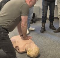 Photo d'un motard réalisant un massage cardiaque