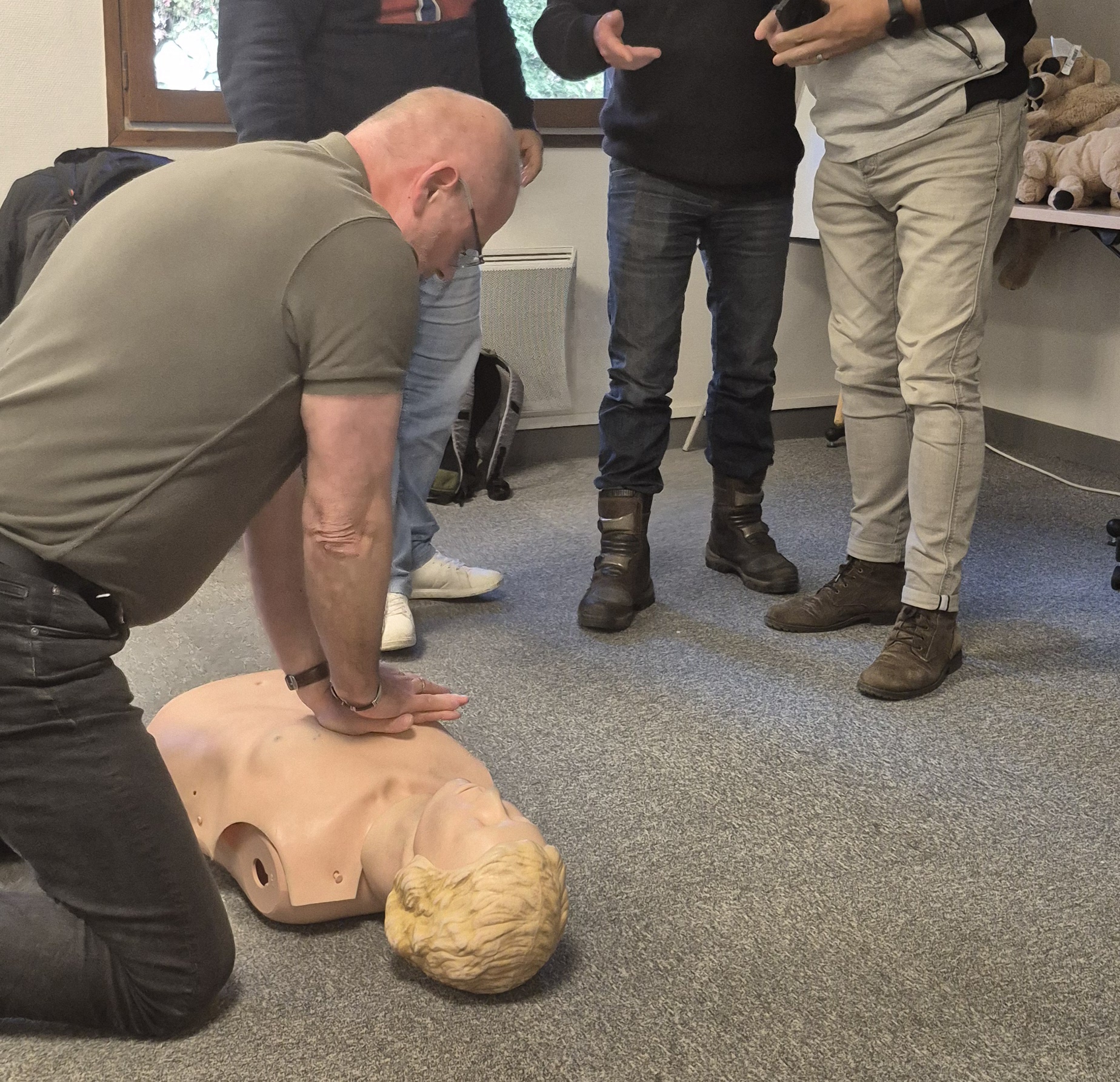 Photo d'un motard faisant un massage cardiaque sur un manequin