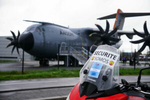 Moto devant un A400M chez Aeroscopia