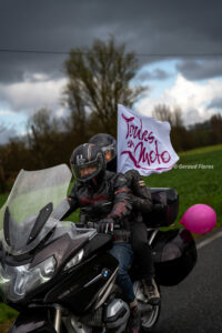 Moto portant un drapeau Toutes En Moto Toulouse