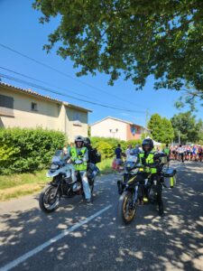 Motards ouvrant la route à des concurrents en roller