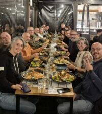 Membres de SOMOS au restaurant - autour d'une table