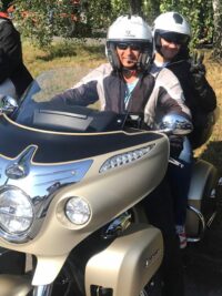 Motard transportant un enfant porteur de handicap